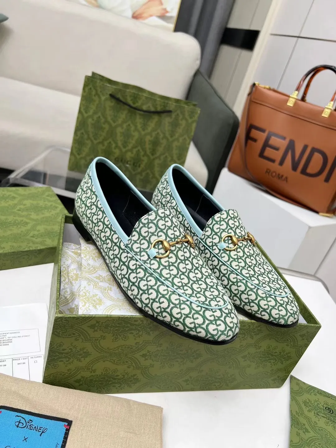 👟👟Ex-factory price 380👟👟 Genuine leather sole +50 Men +20 GUCCI latest fabric, double G side, chasing fashion, special matching, worth owning, super comfortable on the feet, generous and decent. Heel height 2Cm. Multiple colors to choose from: sizes 35-42, the picture above is a big seller. Male 38-46